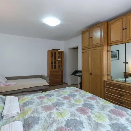 Two-bedroom In 아파트 *